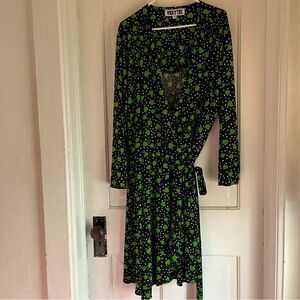 Vicky Tiel Green Heart Printed Midi Wrap Dress Size: 3x